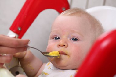 sevimli küçük bebek çocuk yeme 