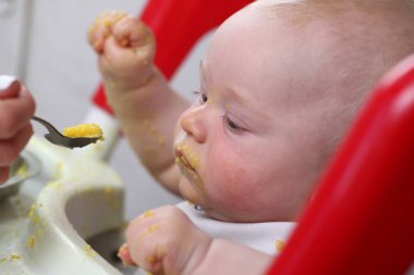 sevimli küçük bebek çocuk yeme 