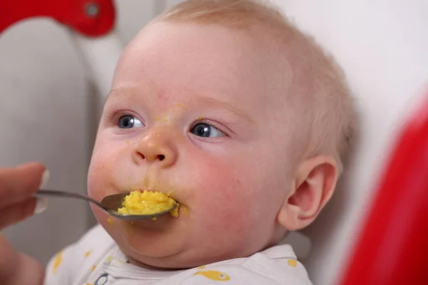 Lindo Pequeño Niño Comiendo —  Fotos de Stock