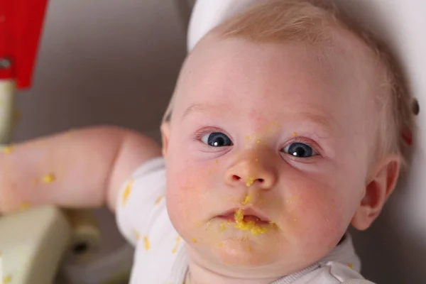 Menino Pequeno Bonito Comendo — Fotografia de Stock