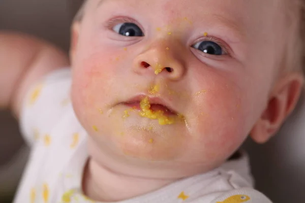 かわいい幼児の男の子を食べて — ストック写真