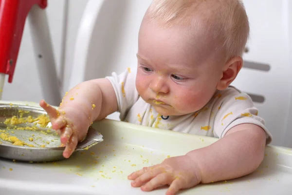 Schattige Kleine Baby Jongen Eten — Stockfoto