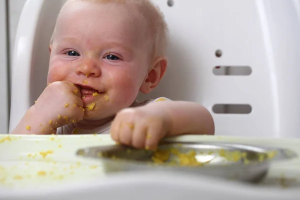 Lindo Pequeño Niño Comiendo —  Fotos de Stock