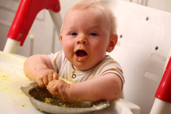 Lindo Pequeño Niño Comiendo —  Fotos de Stock