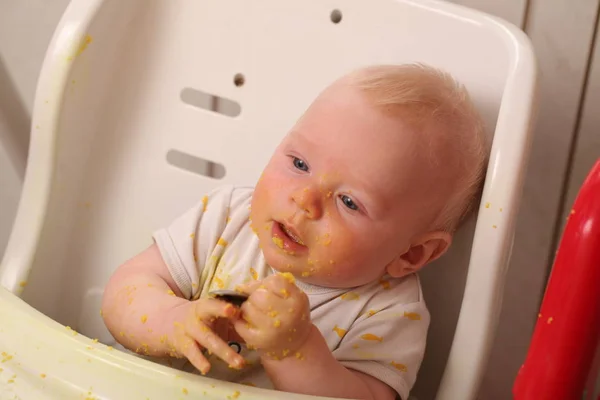Lindo Pequeño Niño Comiendo —  Fotos de Stock