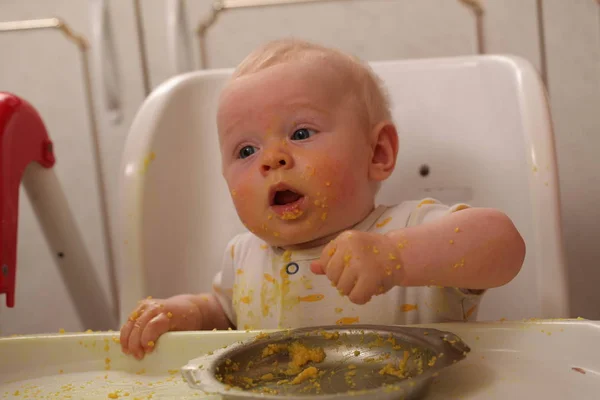 Schattige Kleine Baby Jongen Eten — Stockfoto