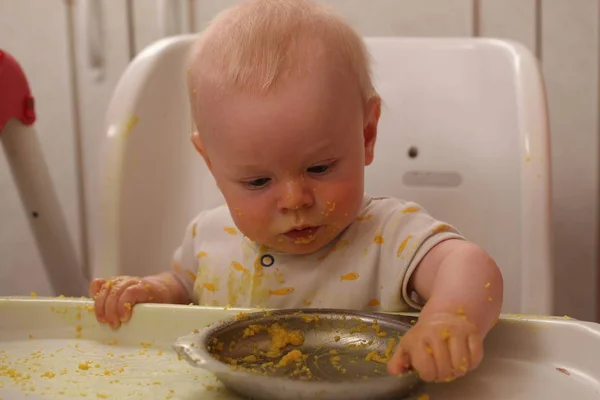 Schattige Kleine Baby Jongen Eten — Stockfoto