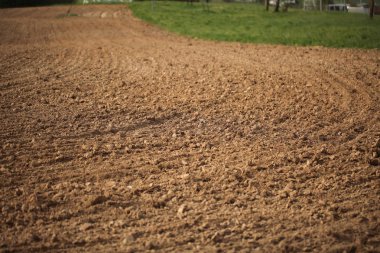 bahar sürülmüş tarım arazisi toprak kahverengi 
