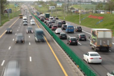 Beyaz Rusya, Minsk, Mayıs 2019. Her iki yönde ulaşım akışı, araba bir trafik sıkışıklığı vardır