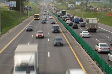 Beyaz Rusya, Minsk, Mayıs 2019. Her iki yönde ulaşım akışı, araba bir trafik sıkışıklığı vardır