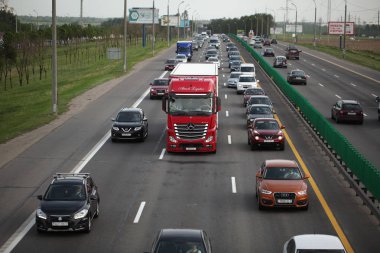Beyaz Rusya, Minsk, Mayıs 2019. Her iki yönde ulaşım akışı, araba bir trafik sıkışıklığı vardır