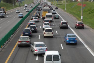 Beyaz Rusya, Minsk, Mayıs 2019. Her iki yönde ulaşım akışı, araba bir trafik sıkışıklığı vardır