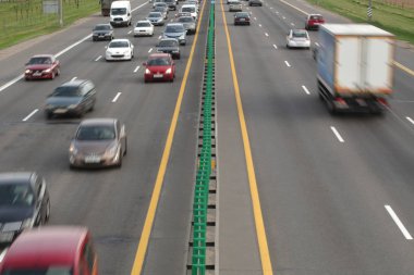 Beyaz Rusya, Minsk, Mayıs 2019. Her iki yönde ulaşım akışı, araba bir trafik sıkışıklığı vardır