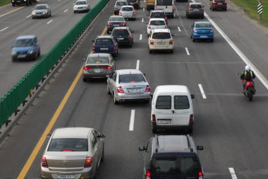 Beyaz Rusya, Minsk, Mayıs 2019. Her iki yönde ulaşım akışı, araba bir trafik sıkışıklığı vardır