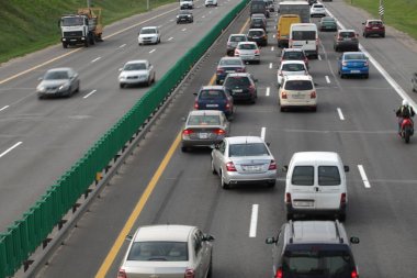 Beyaz Rusya, Minsk, Mayıs 2019. Her iki yönde ulaşım akışı, araba bir trafik sıkışıklığı vardır