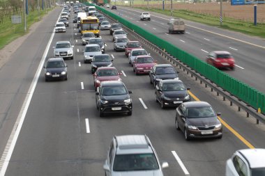Beyaz Rusya, Minsk, Mayıs 2019. Her iki yönde ulaşım akışı, araba bir trafik sıkışıklığı vardır