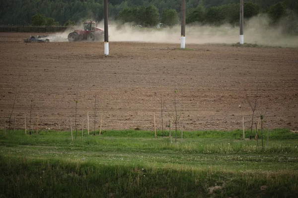 Polvere Sul Campo Durante Aratura Con Trattore — Foto Stock