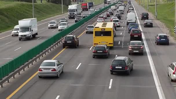 Bielorrússia Minsk Maio 2019 Fluxo Transporte Ambas Direções Carros Estão — Vídeo de Stock