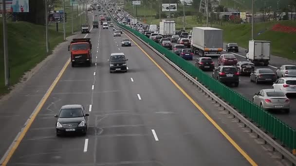 2019年5月 ミンスク ベラルーシ 両方向の輸送の流れは 車が交通渋滞にある — ストック動画