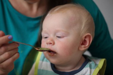 Bir kaşık yulaf lapası ile 6 aylık pedagojik beslenme