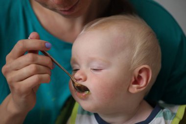Bir kaşık yulaf lapası ile 6 aylık pedagojik beslenme