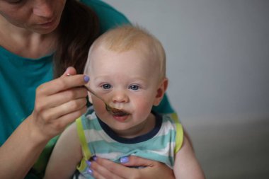 Bir kaşık yulaf lapası ile 6 aylık pedagojik beslenme