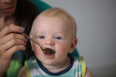 Bir kaşık yulaf lapası ile 6 aylık pedagojik beslenme