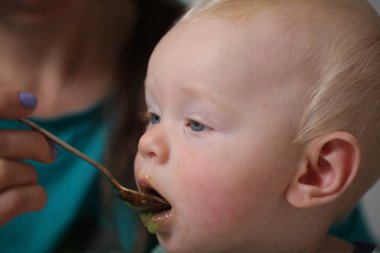 Bir kaşık yulaf lapası ile 6 aylık pedagojik beslenme