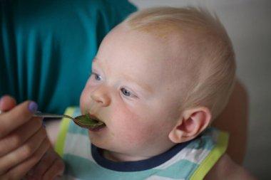Bir kaşık yulaf lapası ile 6 aylık pedagojik beslenme