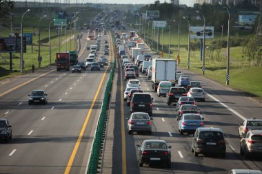 Beyaz Rusya, Minsk, Mayıs 2019. Trafik otomobil üst görünümü. Kentsel yol sokak günü  