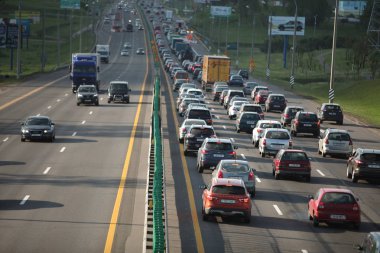 Beyaz Rusya, Minsk, Mayıs 2019. Trafik otomobil üst görünümü. Kentsel yol sokak günü  
