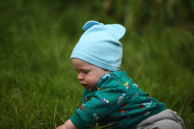 çimenler üzerinde sürünen sevimli küçük çocuk 