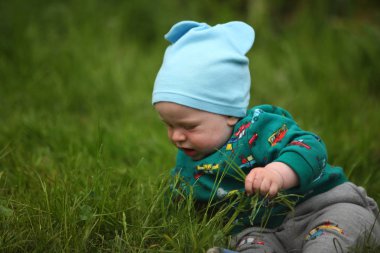 çimenler üzerinde sürünen sevimli küçük çocuk 