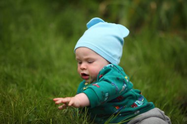 çimenler üzerinde sürünen sevimli küçük çocuk 