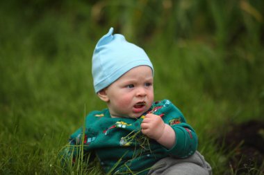 çimenler üzerinde sürünen sevimli küçük çocuk 