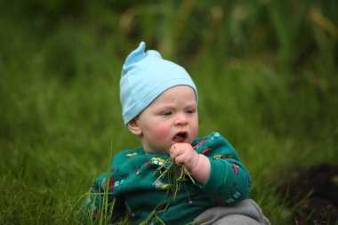 çimenler üzerinde sürünen sevimli küçük çocuk 