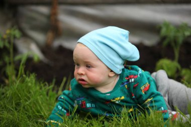 çimenler üzerinde sürünen sevimli küçük çocuk 