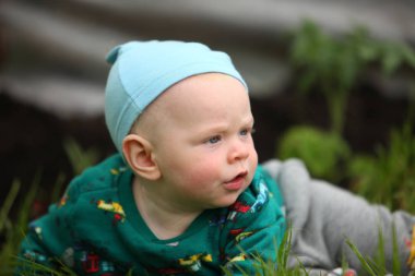 çimenler üzerinde sürünen sevimli küçük çocuk 