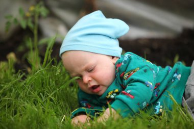 çimenler üzerinde sürünen sevimli küçük çocuk 