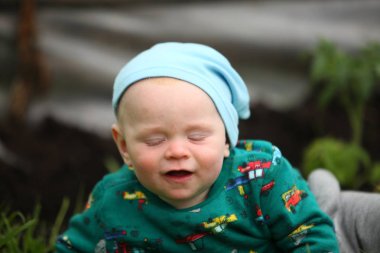 çimenler üzerinde sürünen sevimli küçük çocuk 