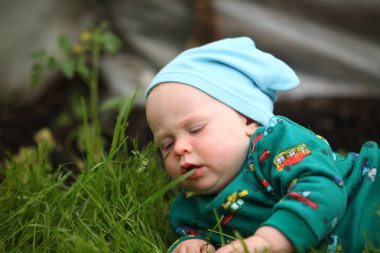 çimenler üzerinde sürünen sevimli küçük çocuk 