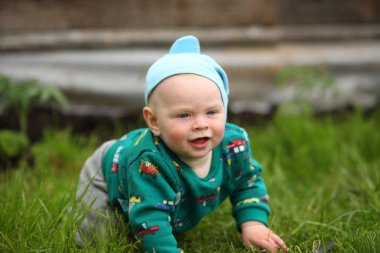 çimenler üzerinde sürünen sevimli küçük çocuk 