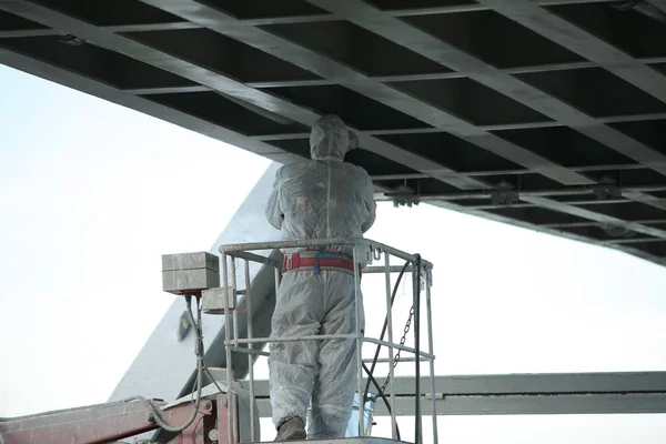 Worker Painting Bridge Repair Concept — Stock Photo, Image