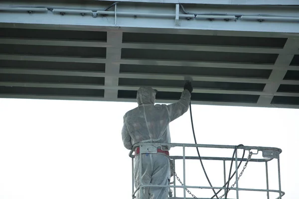 Εργάτης Ζωγραφική Γέφυρα Έννοια Επισκευής — Φωτογραφία Αρχείου