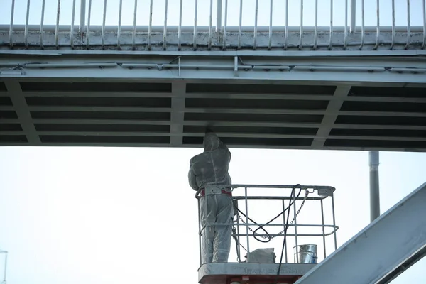 Worker Painting Bridge Repair Concept — Stock Photo, Image