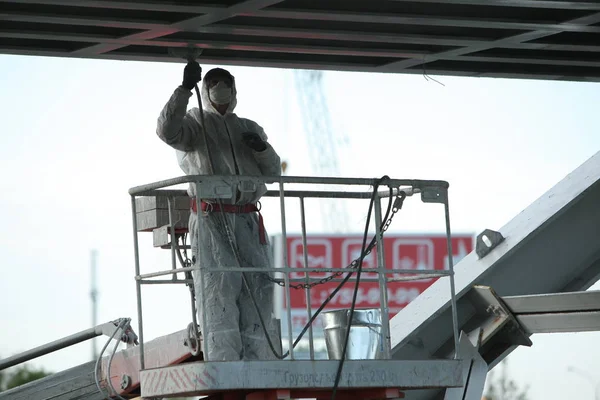 Worker Painting Bridge Repair Concept — Stock Photo, Image