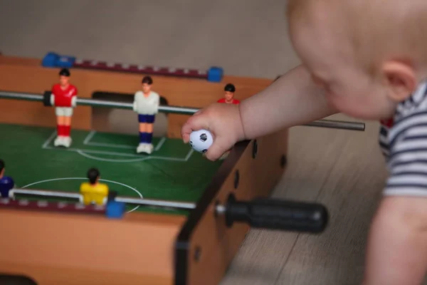 テーブルサッカーをするかわいいライトル少年 — ストック写真
