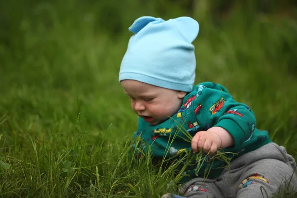 çimenler üzerinde sürünen sevimli küçük çocuk 
