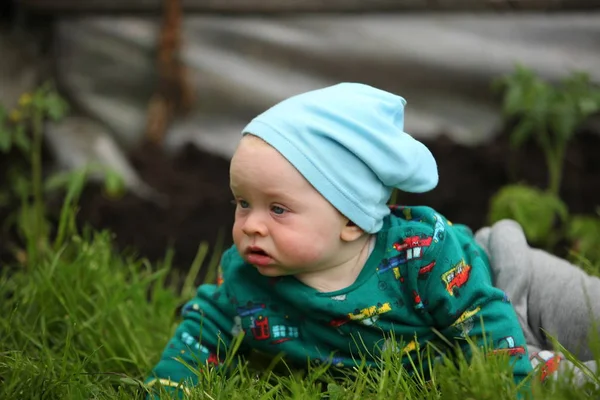 çimenler üzerinde sürünen sevimli küçük çocuk 