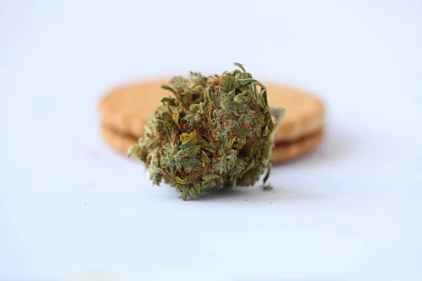 クッキーと乾燥大麻医療マリファナ — ストック写真